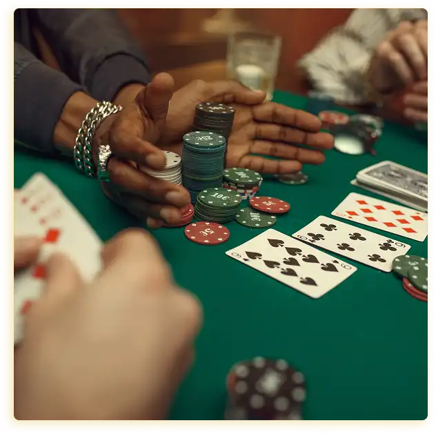 Een groep mensen speelt poker in een rustige omgeving; de sfeer van een pokerclub